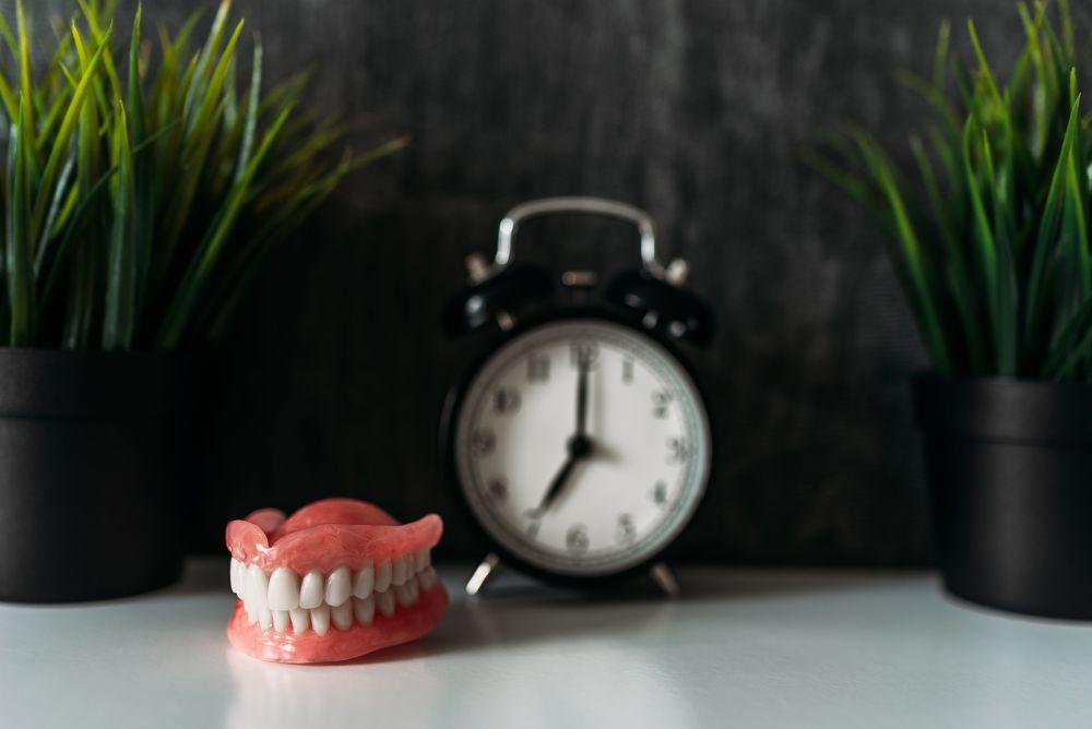 歯の模型と目覚まし時計