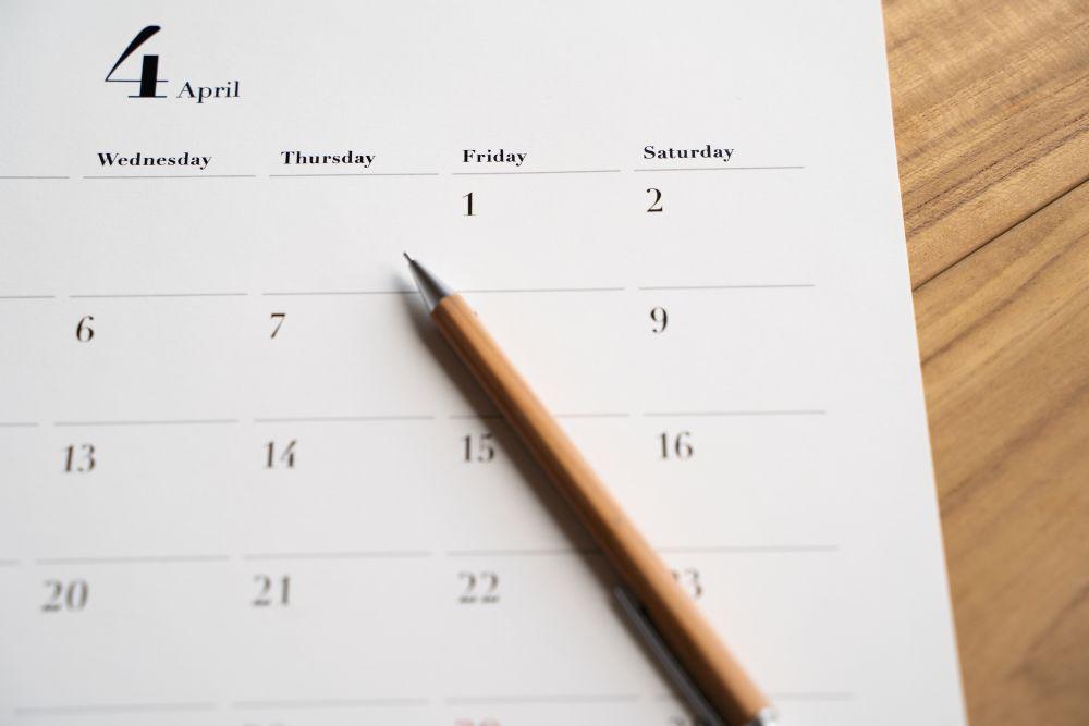 ４月のカレンダーと鉛筆