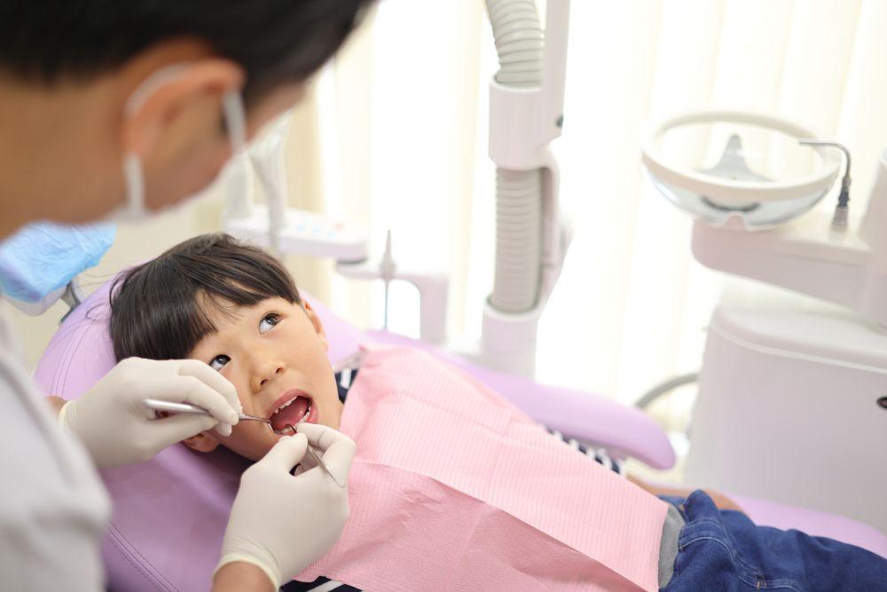 歯医者で口の中を見せる男の子