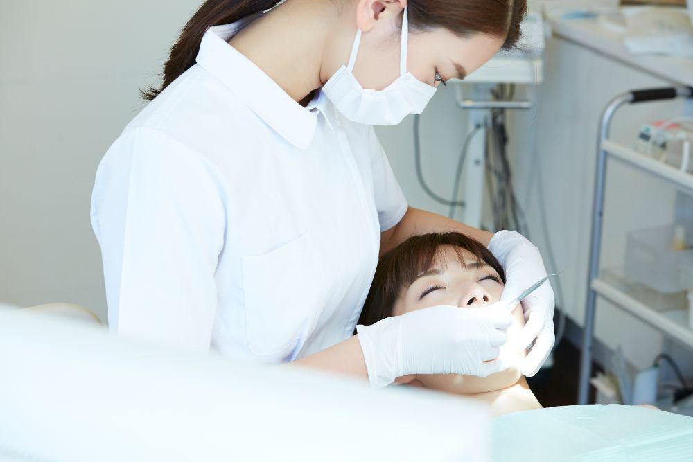 歯科衛生士に口内を見てもらう患者
